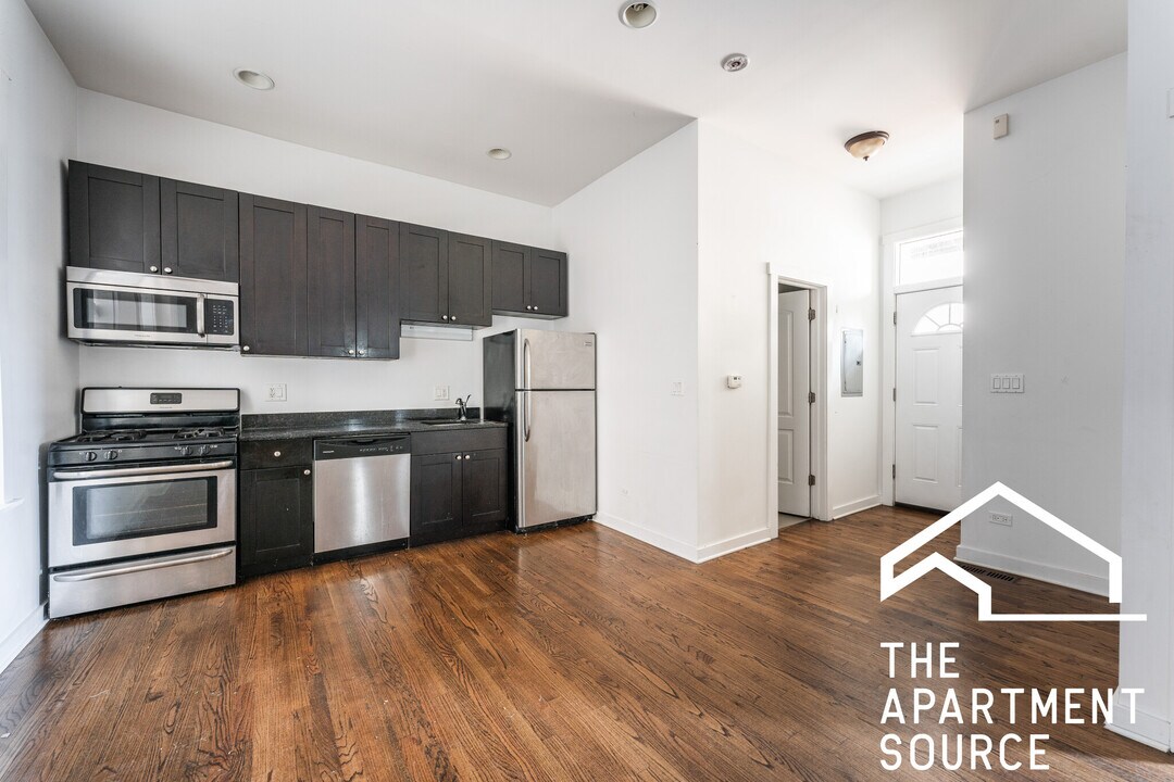 727 N Hoyne Ave, Unit 1R in Chicago, IL - Building Photo