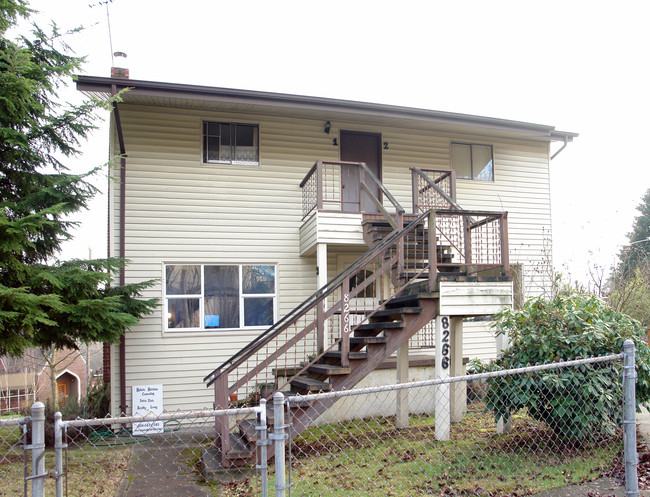 8266 Lake City Way NE in Seattle, WA - Foto de edificio - Building Photo