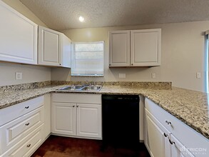 705 Crimson King Trce in Tarpon Springs, FL - Building Photo - Building Photo