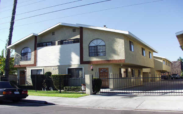 927 S Charlotte Ave in San Gabriel, CA - Building Photo