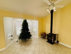 41024 16th St W in Palmdale, CA - Foto de edificio - Building Photo