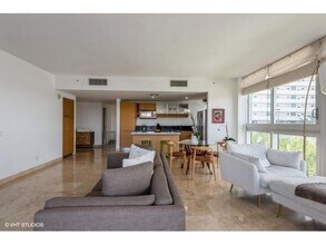 7929 West Dr, Unit 403 in North Bay Village, FL - Foto de edificio - Building Photo