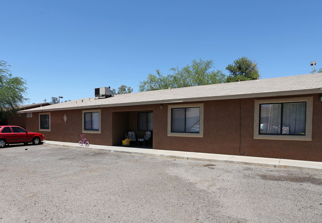 222 W Roger Rd in Tucson, AZ - Building Photo - Building Photo