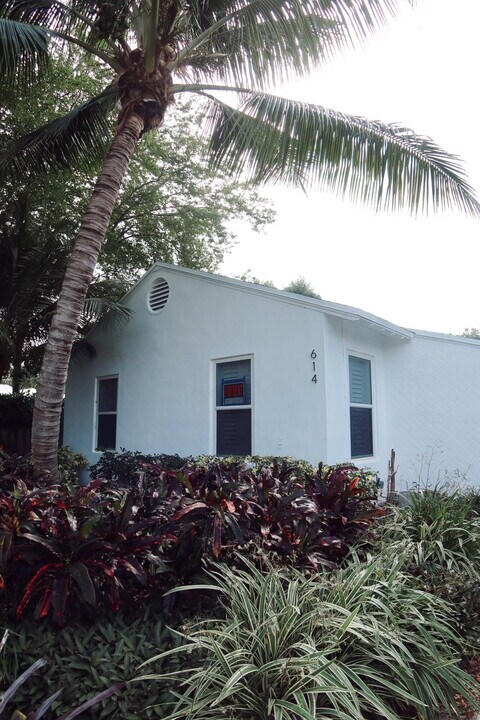 614 Palm St in West Palm Beach, FL - Building Photo