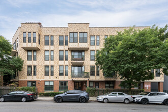 Woodpoint Plaza in Brooklyn, NY - Building Photo - Building Photo