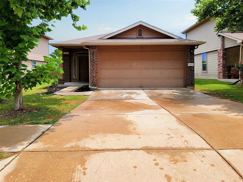 12404 Timber Arch Ln in Manor, TX - Foto de edificio