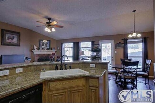 540 Barbara Jean Ln in Burleson, TX - Foto de edificio - Building Photo