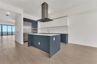 1300 Brickell Bay Dr, Unit 3904 in Miami, FL - Building Photo - Building Photo