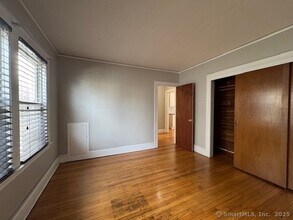 219 Quaker Ln S in West Hartford, CT - Building Photo - Building Photo