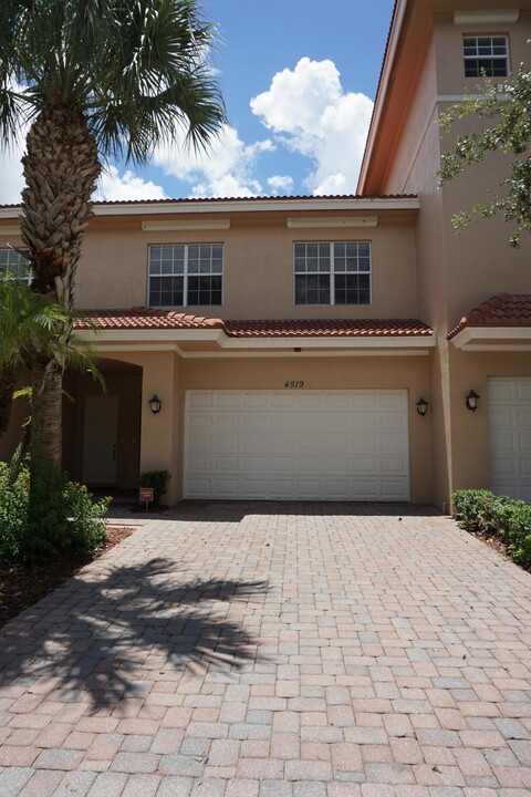 4519 Artesa Way S in Palm Beach Gardens, FL - Building Photo