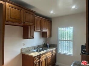1402 E 57th St in Los Angeles, CA - Building Photo - Building Photo