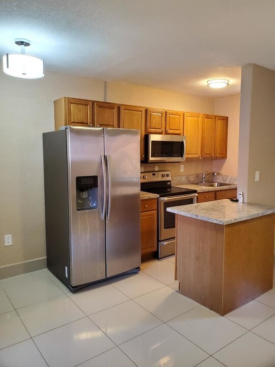 7901 SW 64th Ave in South Miami, FL - Foto de edificio