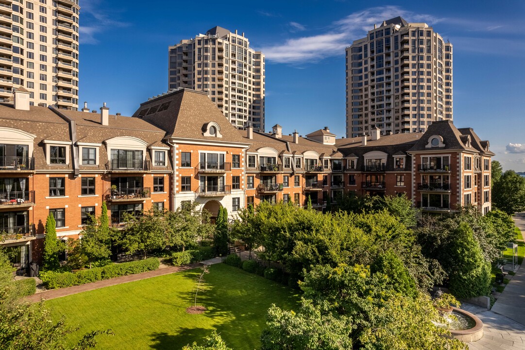 2-4 Jardin Des Vayages Pl in Montréal, QC - Building Photo