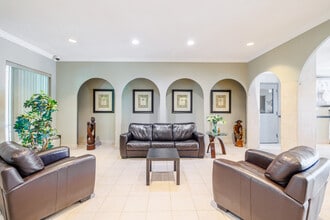 45 Paisley Blvd in Mississauga, ON - Building Photo - Lobby