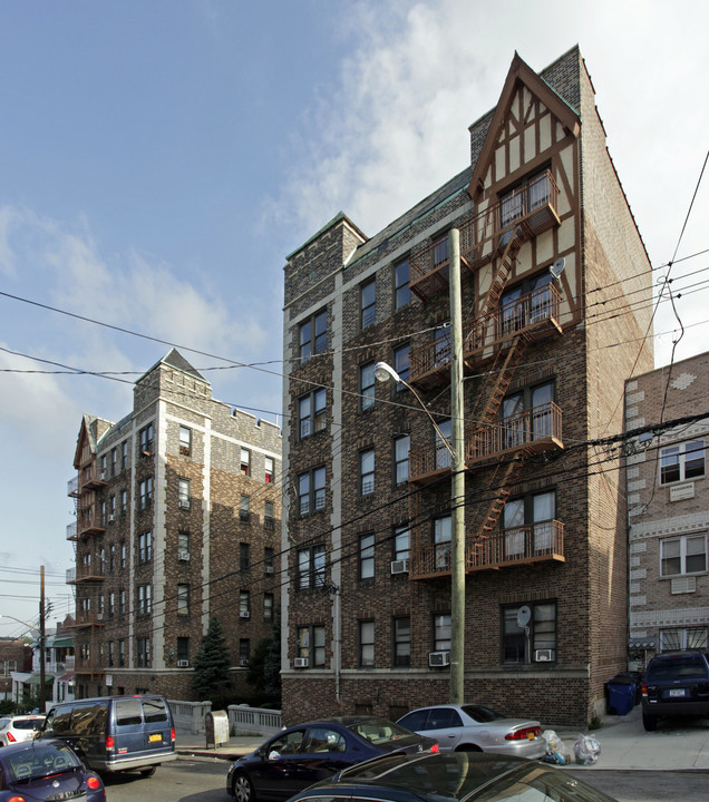 655 E 234th St in Bronx, NY - Building Photo