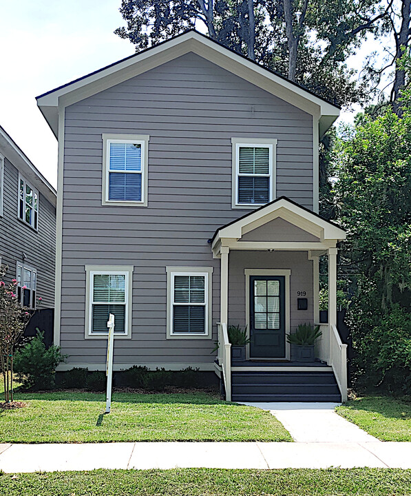 919 E Waldburg St in Savannah, GA - Building Photo