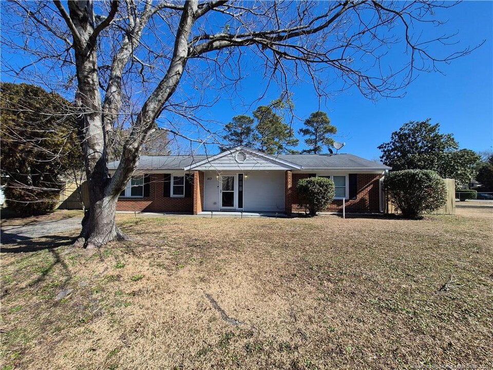 913 Montclair Rd in Fayetteville, NC - Building Photo