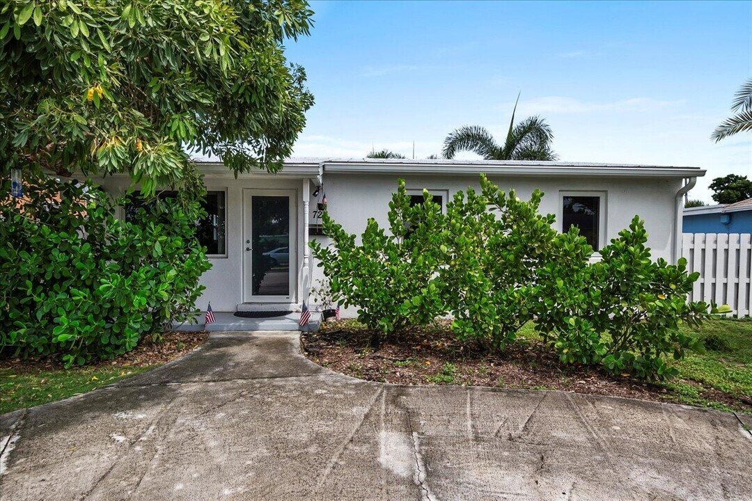 727 Bunker Rd in West Palm Beach, FL - Building Photo