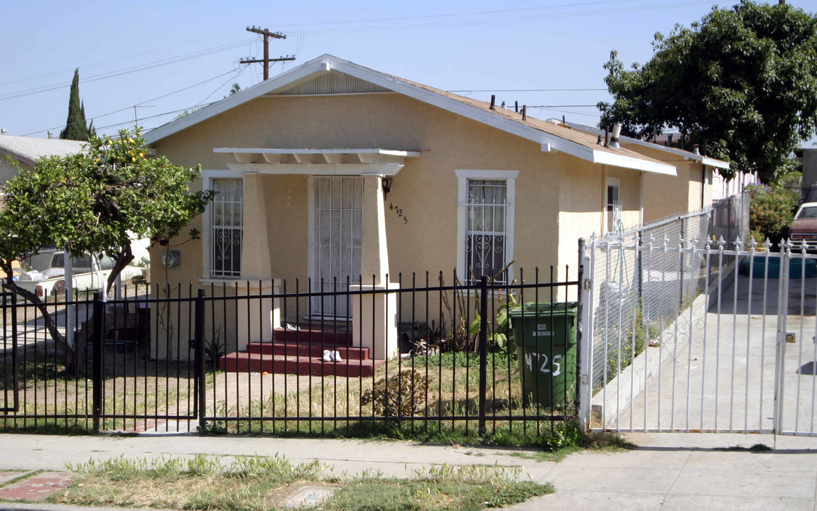 4725 W 18th St in Los Angeles, CA - Building Photo