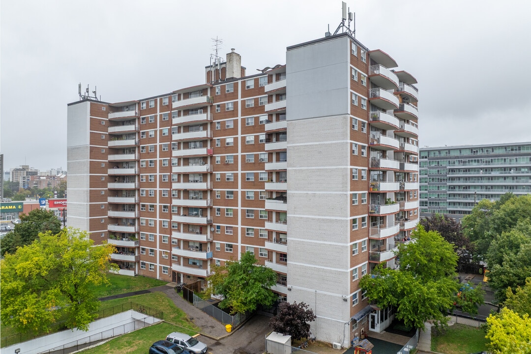 Rosslyn Residence in Toronto, ON - Building Photo