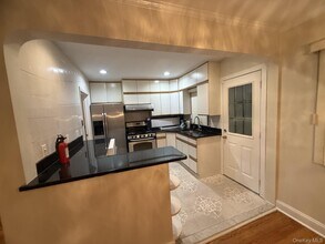 147 Primrose Dr in North New Hyde Park, NY - Building Photo - Building Photo