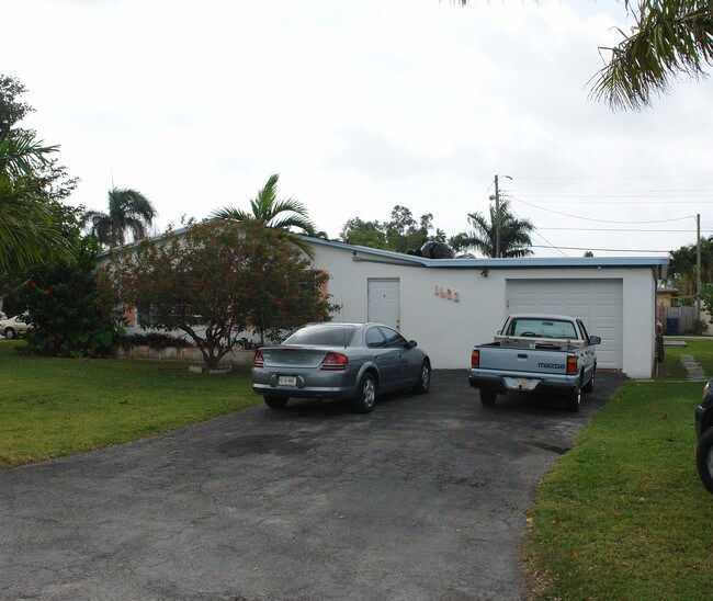 1602 Lee St in Hollywood, FL - Building Photo - Building Photo