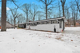 2566 Harrington Rd in Rochester Hills, MI - Building Photo - Building Photo