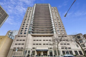 33 W Delaware Pl-Unit -Apt 13A in Chicago, IL - Building Photo - Building Photo