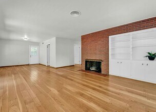 8425 Pioneer Dr in Bakersfield, CA - Building Photo - Building Photo