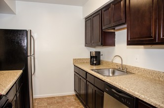 Hidenwood Apartments in Newport News, VA - Building Photo - Building Photo