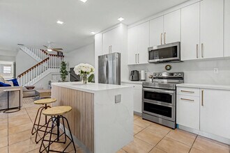 1545 Seagrape Way in Hollywood, FL - Building Photo - Building Photo