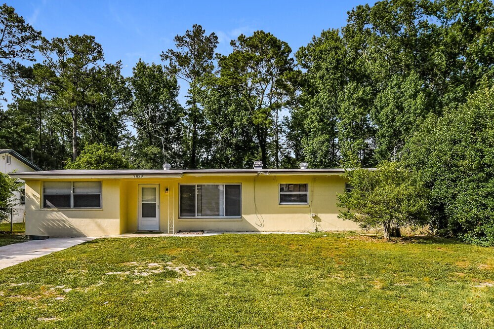 7839 Lemans Dr in Jacksonville, FL - Building Photo