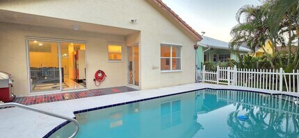 661 Lake Wellington Dr in Wellington, FL - Foto de edificio - Building Photo