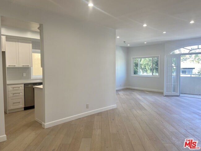 120 N Swall Dr in Los Angeles, CA - Building Photo - Building Photo