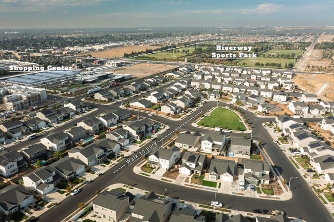 145 E Taylor Ave in Visalia, CA - Building Photo - Building Photo