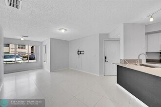 3350 Pinewalk Dr N in Margate, FL - Foto de edificio - Building Photo