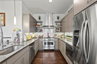 1911 Summit Ave in Dallas, TX - Building Photo - Building Photo