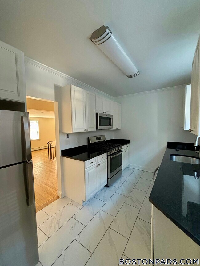 37 Auburn St, Unit 1 in Brookline, MA - Foto de edificio - Building Photo