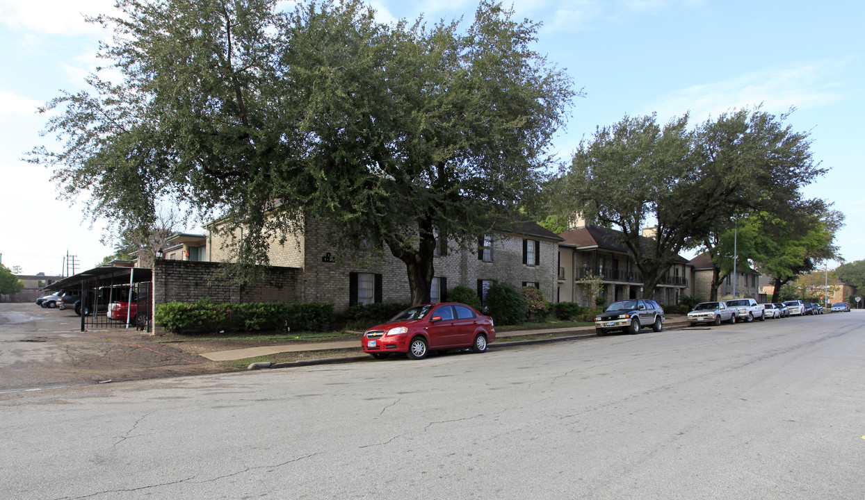 Inglewood Village in Houston, TX - Building Photo