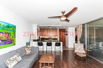 2600 Pualani Way in Honolulu, HI - Building Photo - Building Photo