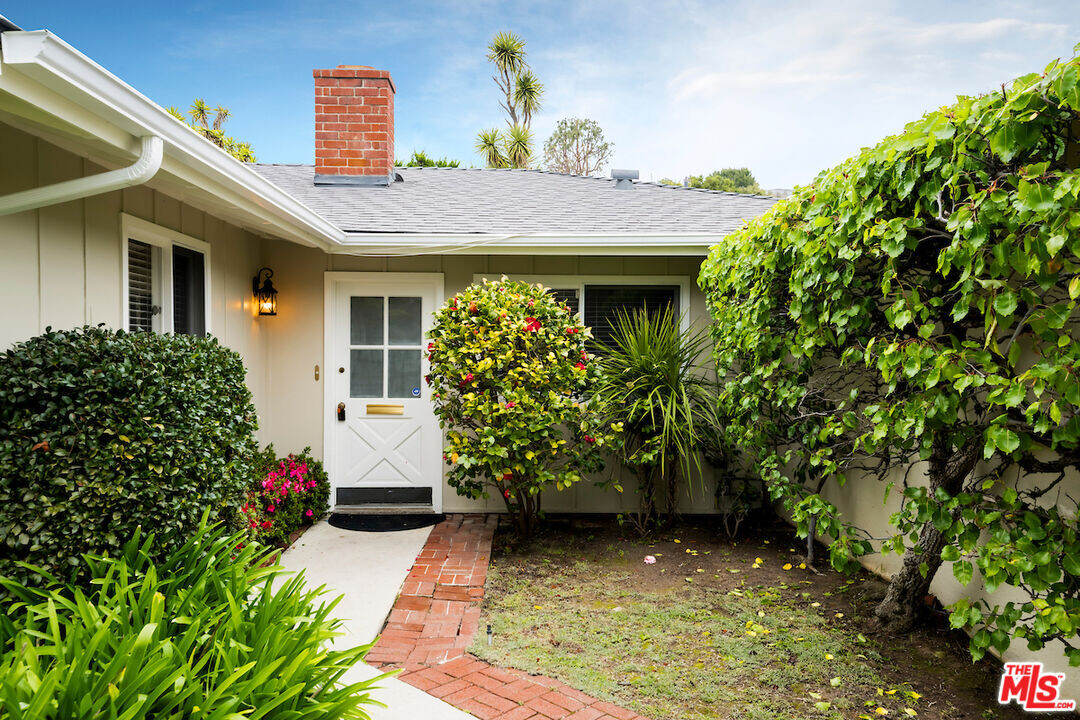 931 Las Pulgas Rd in Los Angeles, CA - Foto de edificio