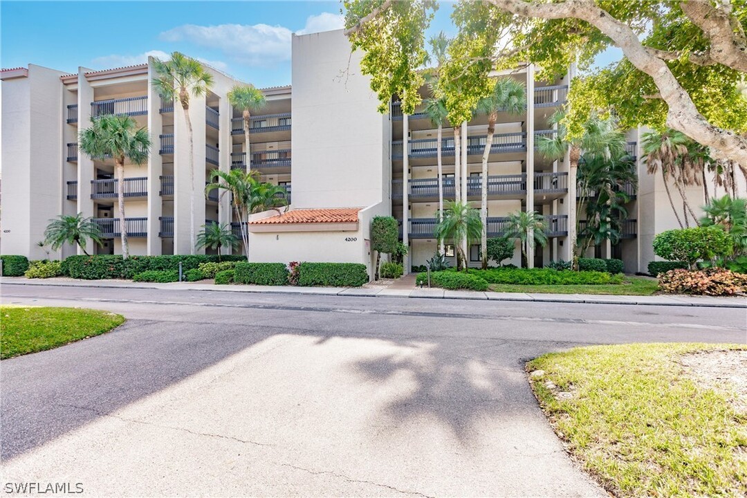 4200 Steamboat Bend in Ft. Myers, FL - Foto de edificio