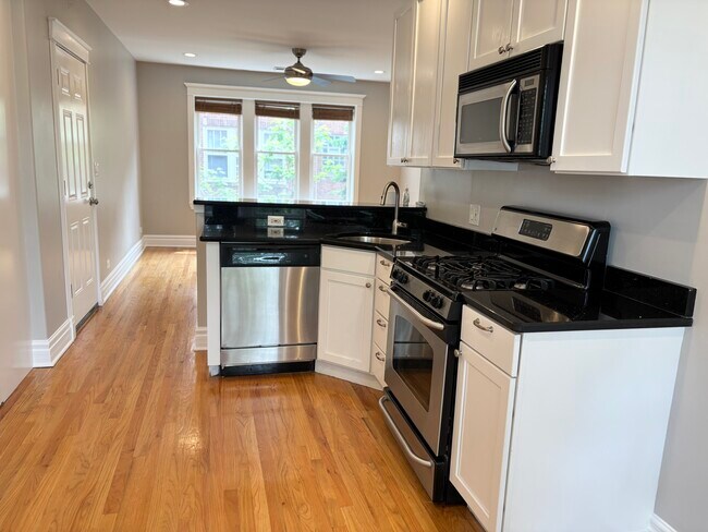 3851 N Kedvale Ave, Unit APTE2 in Chicago, IL - Building Photo - Building Photo