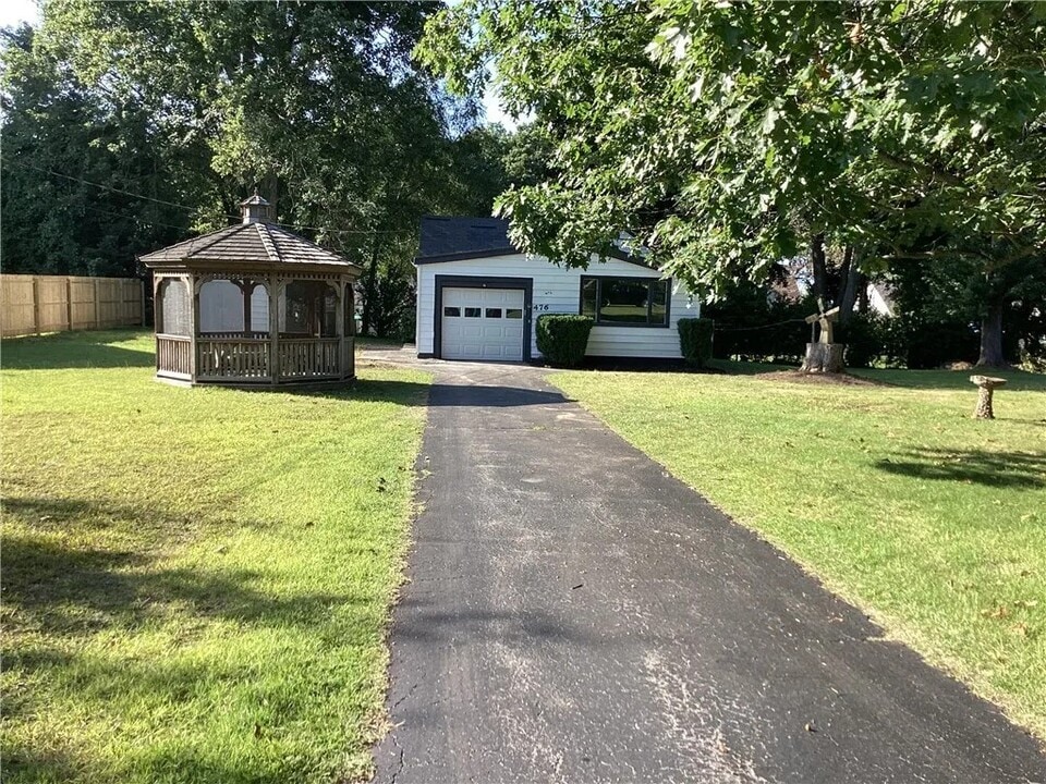 476 Lakeview Terrace in Webster, NY - Foto de edificio
