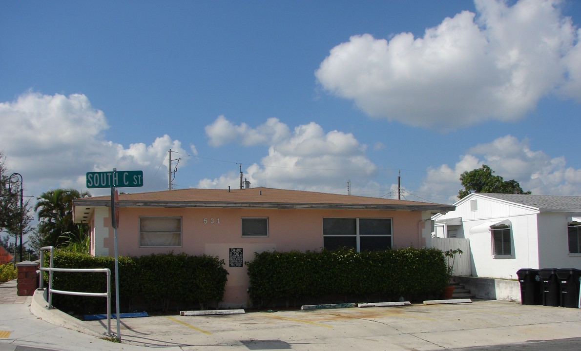 Rainbow Apartments in Lake Worth, FL - Building Photo