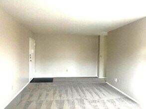 8 Manchester Ct in Freehold, NJ - Building Photo - Building Photo