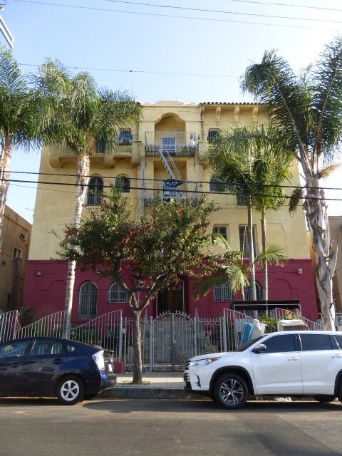 2856 Francis Ave in Los Angeles, CA - Foto de edificio - Building Photo