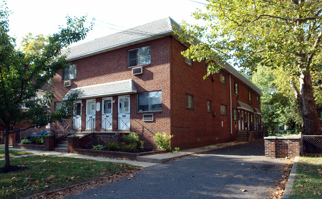 Collins Court Apartments in Oaklyn, NJ - Building Photo - Building Photo