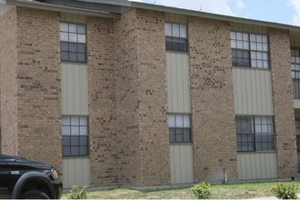 Oakwood Apartments in Harlingen, TX - Building Photo - Building Photo