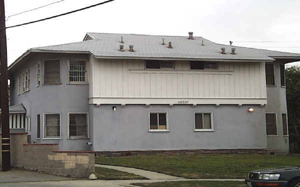 10737 Bloomfield St in North Hollywood, CA - Foto de edificio - Building Photo